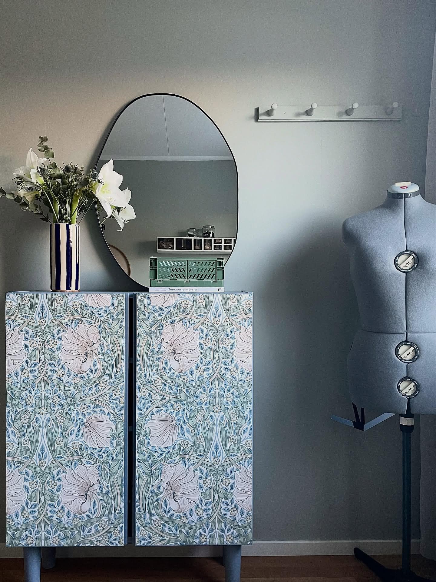 Projekt Nr648. Pysselrumsrenovering 🎨
Äntligen var det pysselrummets tur att få en rejäl glow up och jag är så glad att återigen få göra projekt tillsammans med familjetapeter.se 🪄

Den trista lövtapeten målades över i en ljuvligt lugn grågrön nyans (Pärongrå) och ett helt gäng loppisfynd fick nytt liv med hjälp av snickerifärg i kulören Denim och tapet. 

Hela projektet tog bara ett par dagar att färdigställa och jag är så himla glad över resultatet, här kommer jag att hänga MYCKET! ✂️🎨

✨ Vad tycker du om årets första renoveringsprojekt i huset?

Glöm inte att spara om du är på jakt efter lite renoveringsinspo🤍

Färgkoder:
Väggfärg: W117 Pärongrå - Wallpassion
Snickerifärg: W82 Denim - Wallpassion 
Tapet: Pimpernel Wedgwood / Nettle - Wallpassion x williammorriscollection