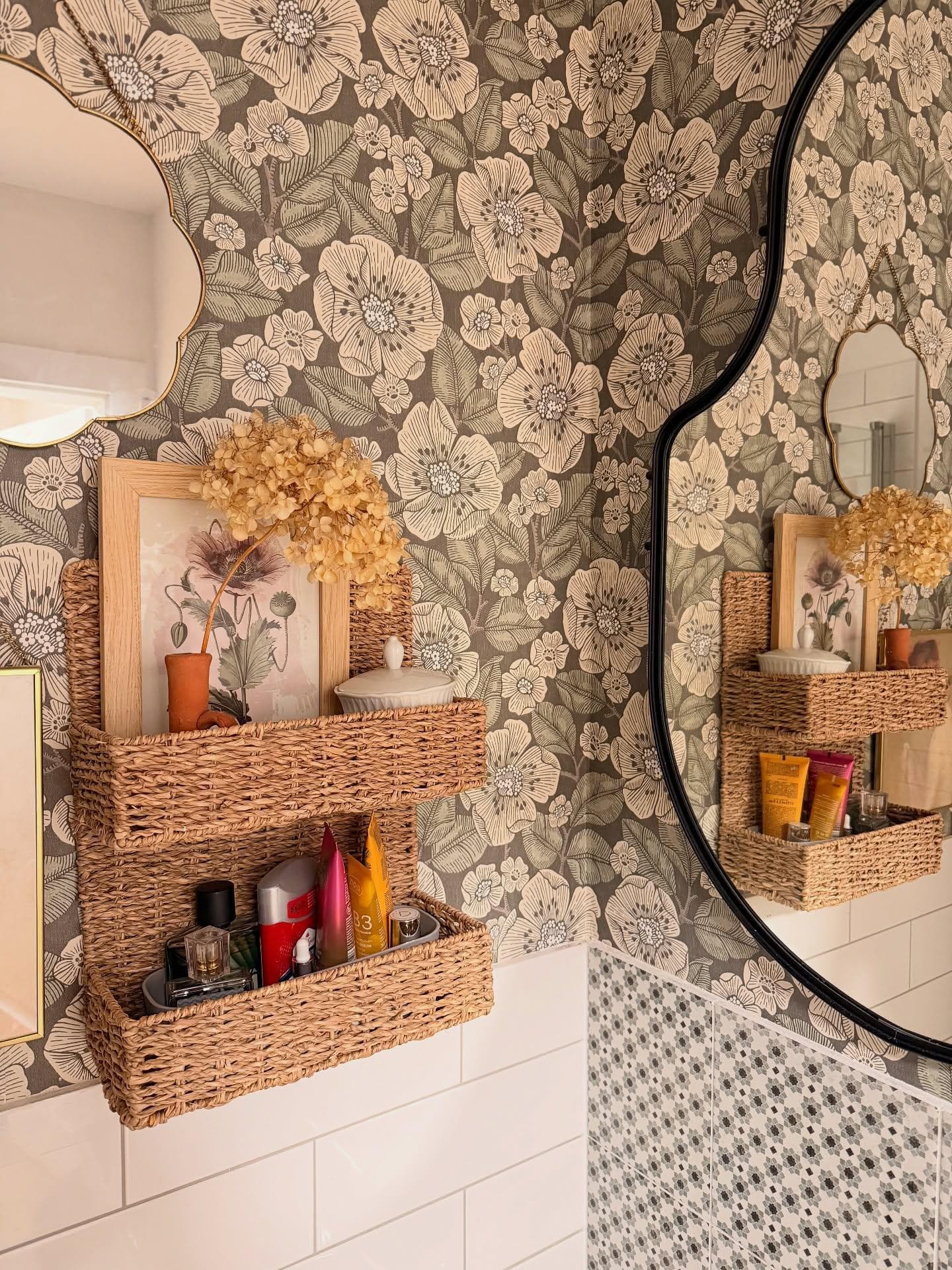 Odrobina szaleństwa na takiej małej przestrzeni ♥️
lubię jak WC się wyróżnia, wchodzę tam na chwilę, kilka razy dziennie i nie ma mowy o tym, że przytłoczy mnie w tym czasie ilość wzorów. 
dołożenie tej tapety do dla mnie efekt wow 😍 

Oczywiście tapetę położył Jacek 😘

Tapeta od wallpassion_com 

#metamorfozawc #tapetadolazienki #aranzacjawnetrz